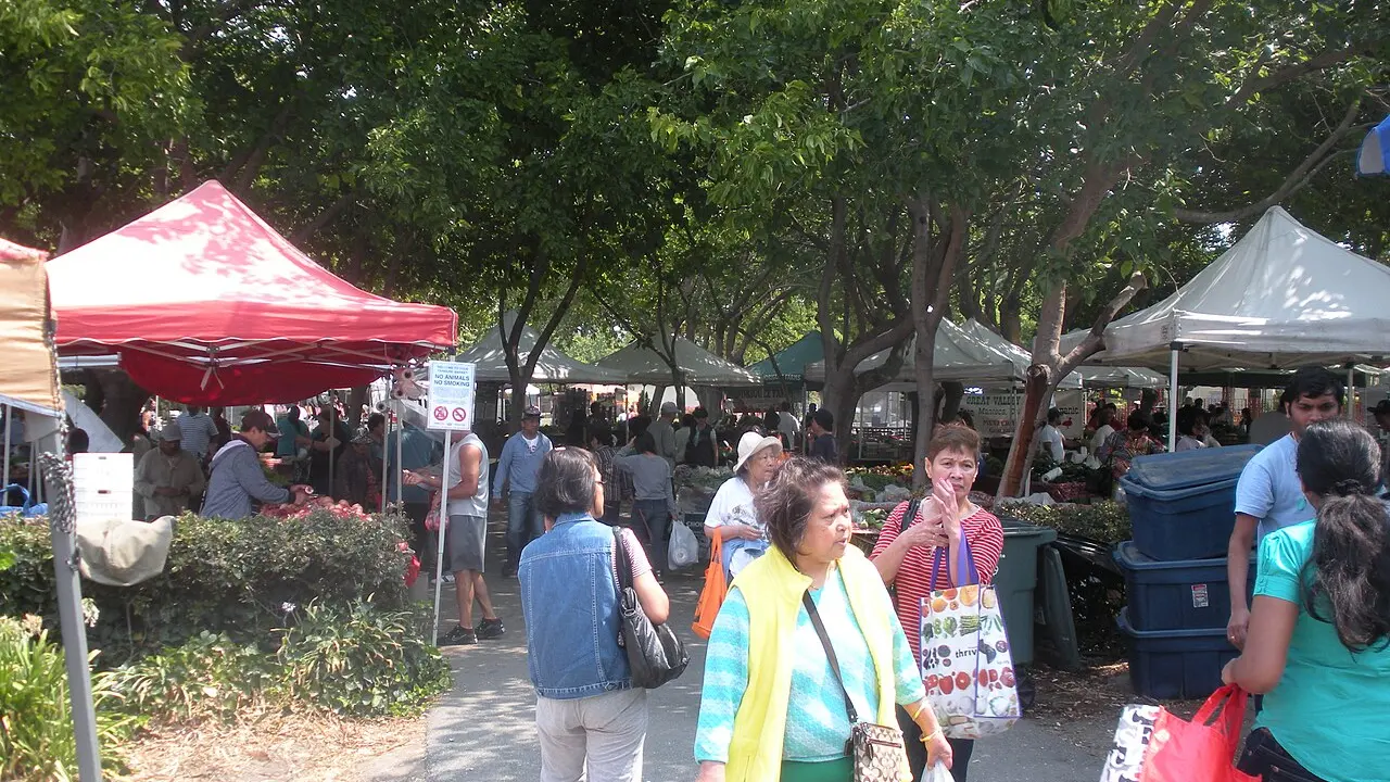 Union City Farmers' Market in 2015. Originally posted to Flickr: https://flickr.com/photos/ixfd64/20577173794