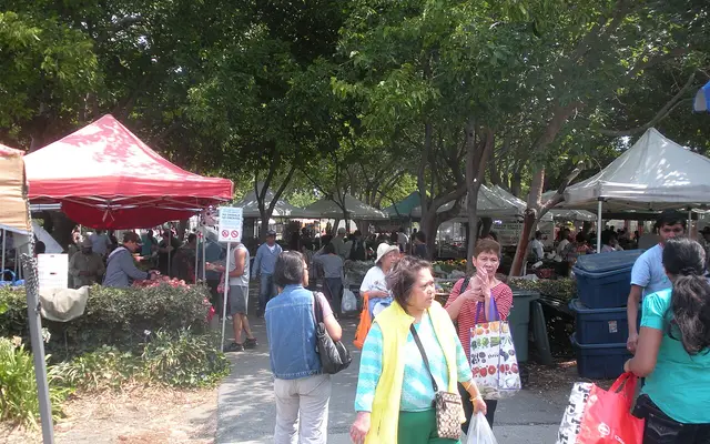 Union City Farmers' Market in 2015. Originally posted to Flickr: https://flickr.com/photos/ixfd64/20577173794
