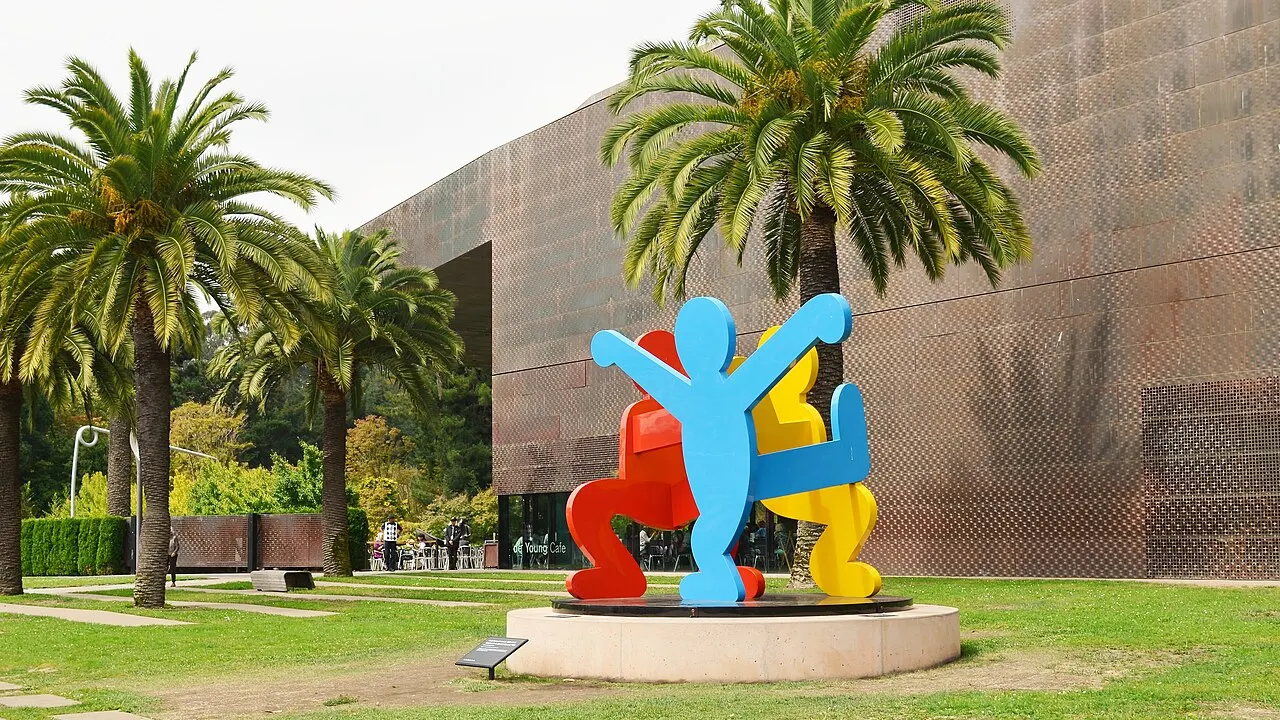 De Young Museum with Keith Haring's Three Dancing Figures