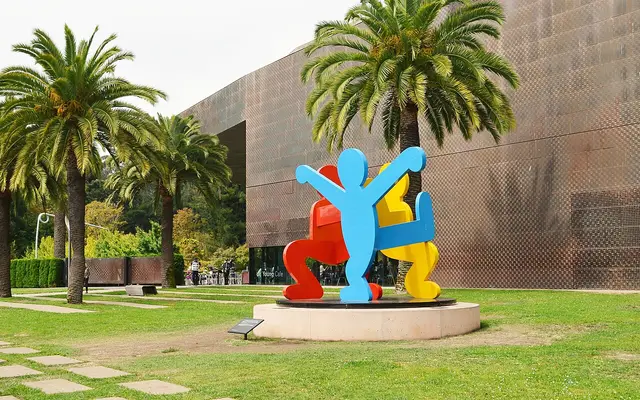 De Young Museum with Keith Haring's Three Dancing Figures