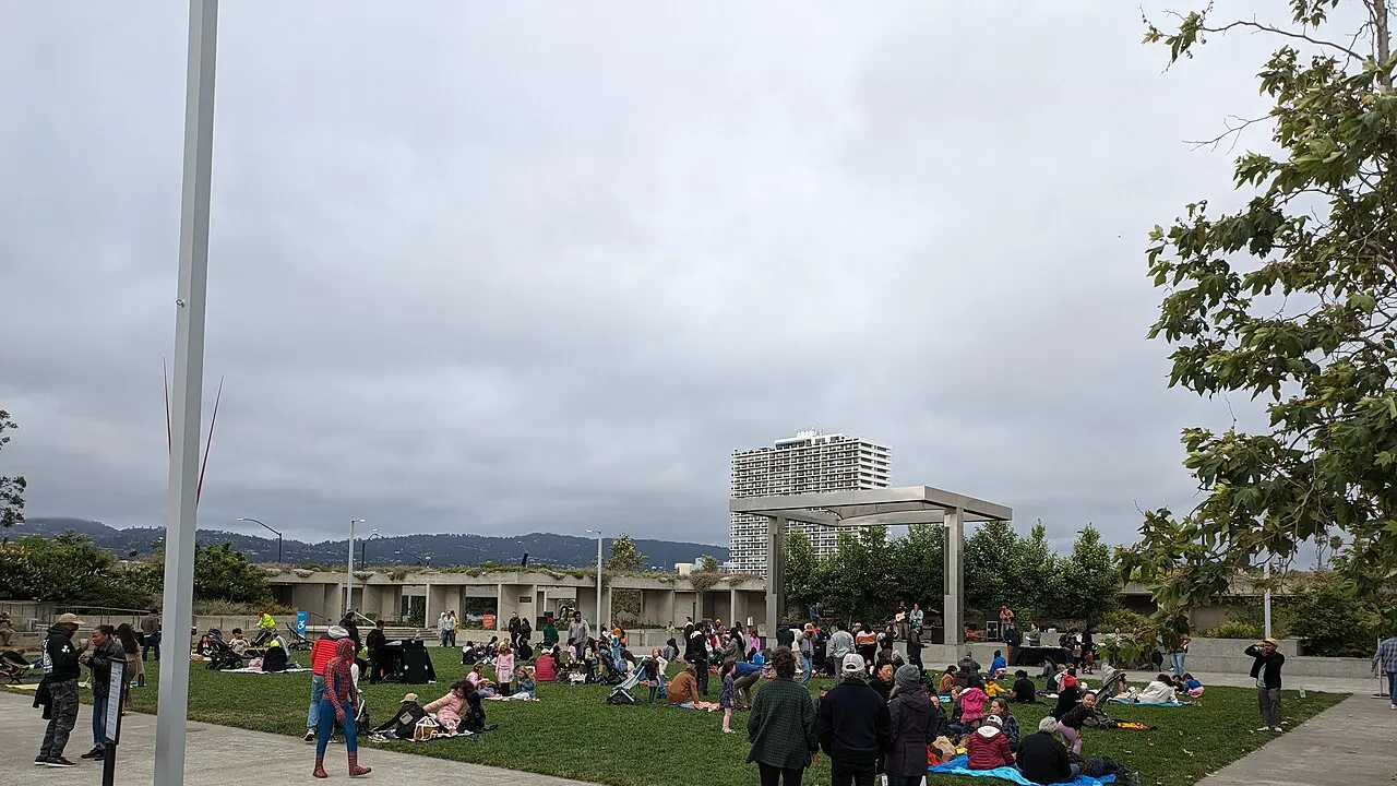 An outdoor concert on a Friday evening in a courtyard at Oakland Museum of California in Oakland, California, United States. Background information here: [1]